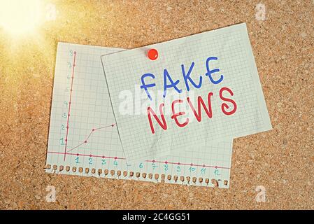 Handschrift Text Schreiben Fake News. Konzeptionelle Foto falsche Informationen veröffentlichen unter dem Deckmantel, authentische Nachrichten Corkboard Farbe Größe Papier Stift Stockfoto