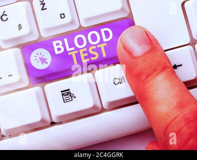 Konzeptionelle Handschrift mit Blutprobe. Konzept Bedeutung extrahierte Blutprobe aus einem Organismus für die Durchführung einer Laboranalyse Weiße pc-Tastatur Stockfoto