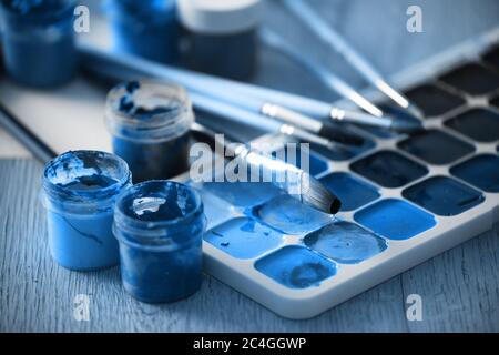 Aquarell-Palette, Ölfarben und Pinsel Set Stockfoto