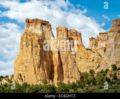 Der Grosvenor Arch liegt ein paar Meilen außerhalb des Kodachrome Basin State Park Eingangs in Utah. Es besteht aus weißem Sandstein und ist ein Natu Stockfoto