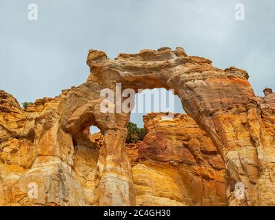 Der Grosvenor Arch liegt ein paar Meilen außerhalb des Kodachrome Basin State Park Eingangs in Utah. Es besteht aus weißem Sandstein und ist ein Natu Stockfoto