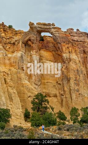 Der Grosvenor Arch liegt ein paar Meilen außerhalb des Kodachrome Basin State Park Eingangs in Utah. Es besteht aus weißem Sandstein und ist ein Natu Stockfoto