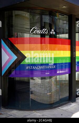 London, Großbritannien. Juni 2020. Private Bank und Vermögensverwalter Coutts and Company gegründet 1692, und die achtälteste Bank der Welt zeigen ihre Unterstützung für Pride Monat in ihren Büros in The Strand . Kredit: SOPA Images Limited/Alamy Live Nachrichten Stockfoto