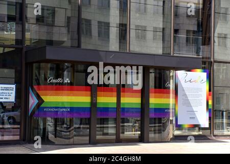 London, Großbritannien. Juni 2020. Private Bank und Vermögensverwalter Coutts and Company gegründet 1692, und die achtälteste Bank der Welt zeigen ihre Unterstützung für Pride Monat in ihren Büros in The Strand . Kredit: SOPA Images Limited/Alamy Live Nachrichten Stockfoto