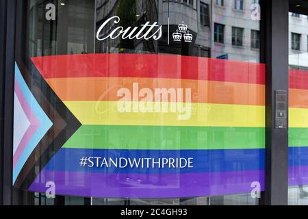 London, Großbritannien. Juni 2020. Private Bank und Vermögensverwalter Coutts and Company gegründet 1692, und die achtälteste Bank der Welt zeigen ihre Unterstützung für Pride Monat in ihren Büros in The Strand . Kredit: SOPA Images Limited/Alamy Live Nachrichten Stockfoto
