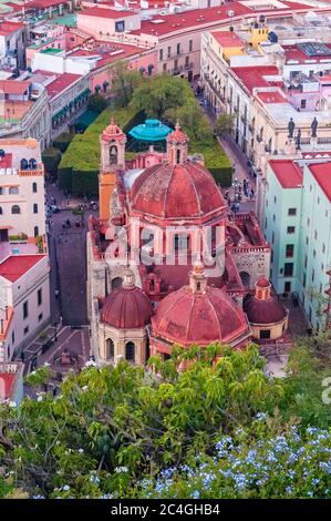 Guanajuato, Mexiko - 18. Oktober 2006: Luftaufnahme der Kirche Templo San Diego und der umliegenden Gebäude auf dem Stadtplatz. Stockfoto