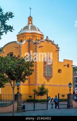 San Luis Potosi, Mexiko - 20. Oktober 2006: Außenansicht der Capilla de Aranzazú mit ihrer markanten gelben Farbe. Stockfoto