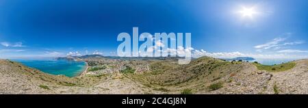 Landschaftlich Panoramaansicht auf Kurstadt Sudak in Krim vom Kap Altschak. Speicherplatz kopieren. Das Konzept eines harmonischen, entspannten, aktiven und gesunden Lebens Stockfoto