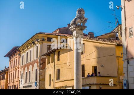 Blick auf den Pietrasanta Platz und die Kathedrale, in der Versilia, Toskana, Italien Stockfoto