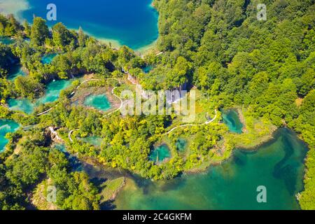 Luftaufnahme der Seen mit Wasserfällen, Nationalpark Plitvicer Seen, Kroatien Stockfoto