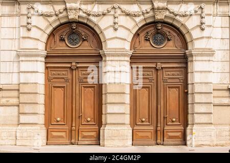 Lyon, zwei alte Holztüren, typisches Gebäude im Süden Frankreichs Stockfoto