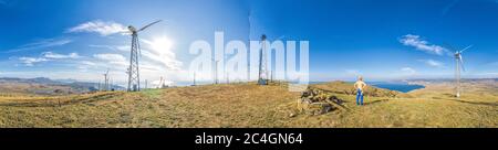 Windparks am Kap Meganom auf der Krim. Berge und das Meer im Hintergrund. Schöne Landschaft Sonnige Sommertag In Sudak. Speicherplatz kopieren. Der Stockfoto