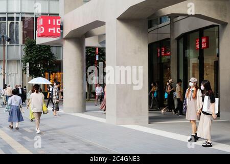 Blick auf das von Herzog & de Meuron entworfene Uniqlo Tokyo, ein neues Geschäft in Marronnier Gate Ginza. Stockfoto