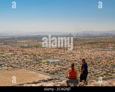 Las Vegas, JUN 7, 2020 -Luftaufnahme von einigen Stadtansichten vom Lone Mountain mit zwei Personen Stockfoto