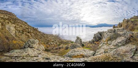 Berglandschaft mit Nebel. Der Herbst in den Krimbergen. Tal der Geister der Nebel Demerdji ist eine natürliche touristische Attraktion der Krim. Landschaftlich Schön Stockfoto