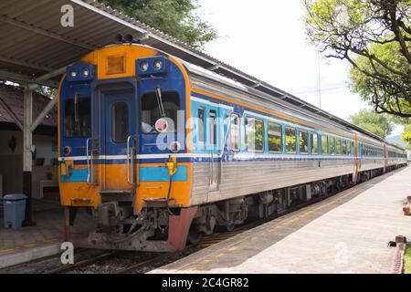 Der Zug hält an Bahnhöfen für Reisende in Thailand Stockfoto