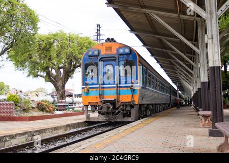 Der Zug hält an Bahnhöfen für Reisende in Thailand Stockfoto