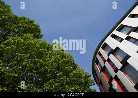 Stuttgart Bad Cannstatt, Deutschland - 22. Mai 2020: Blick auf das Carl Benz Center. Stockfoto