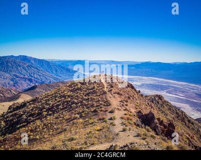Frau und Kind auf Dantes Blick im Death Valley, Kalifornien, USA Stockfoto