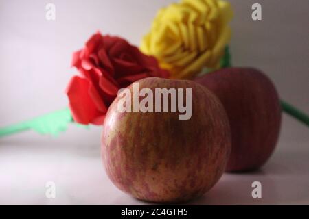 Zwei Äpfel und verschiedene Farbe Rose Stockfoto