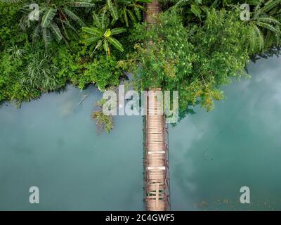 Bild einer Hängebrücke über einen Bach von oben in der Provinz MOC Chau Son La, Vietnam Stockfoto