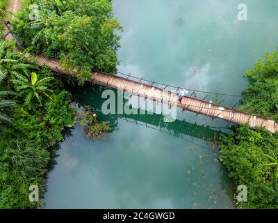 Bild einer Hängebrücke über einen Bach von oben in der Provinz MOC Chau Son La, Vietnam Stockfoto