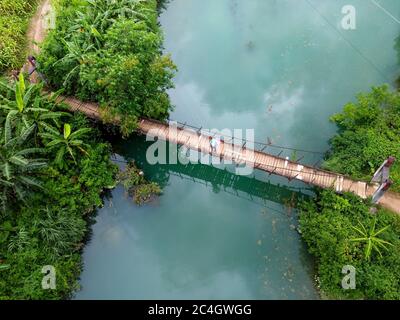 Bild einer Hängebrücke über einen Bach von oben in der Provinz MOC Chau Son La, Vietnam Stockfoto