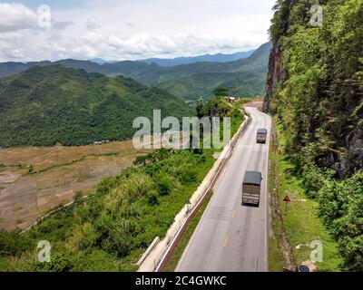 Thung Khe Pass, Son La Province, Vietnam - 14. Jun 2020: Highway 6 führt durch Thung Khe Pass von oben gesehen Stockfoto