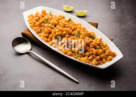 Crispy Fried Corn ist ein Chatpata-Vorspeise Snack aus Indien, serviert in einer Schüssel, selektive Fokus Stockfoto