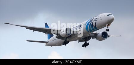 Egyptair Boeing 777 SU-GDM über den endgültigen Anflug auf den Flughafen London-Heathrow LHR Stockfoto