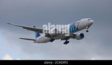 Egyptair Boeing 777 SU-GDM über den endgültigen Anflug auf den Flughafen London-Heathrow LHR Stockfoto