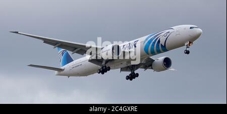 Egyptair Boeing 777 SU-GDM über den endgültigen Anflug auf den Flughafen London-Heathrow LHR Stockfoto