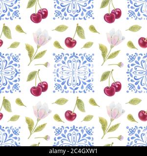 Aquarell nahtloses Muster mit Blumen, Kirschen, Blättern und blauem Ornament auf dem hellen Hintergrund. Helle Aquarelldarstellung. Stockfoto