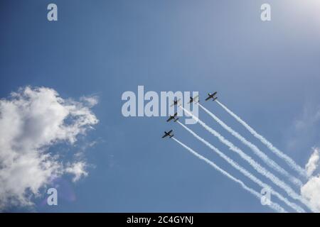 Bukarest, Rumänien - 23. Mai 2020: Falken Rumäniens Kunstflugteam fliegen über Bukarest. Stockfoto