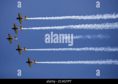 Bukarest, Rumänien - 23. Mai 2020: Falken Rumäniens Kunstflugteam fliegen über Bukarest. Stockfoto