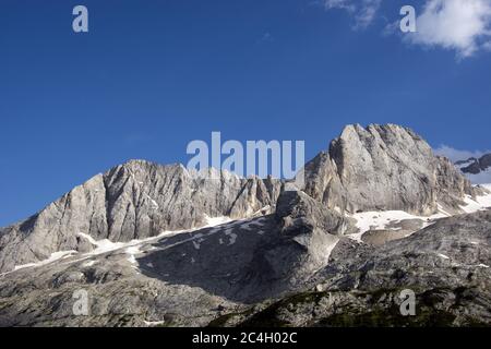 Der herrliche Marmolada-Gletscher ein schöner sonniger Tag vom Fedaia-Pass zwischen den Provinzen Trient und Belluno auf den Dolomiten in Italien aus gesehen Stockfoto