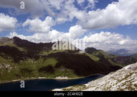 Der herrliche Marmolada-Gletscher ein schöner sonniger Tag vom Fedaia-Pass zwischen den Provinzen Trient und Belluno auf den Dolomiten in Italien aus gesehen Stockfoto