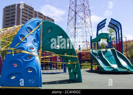 Vorsicht Klebeband umwickelt um einen geschlossenen Kinderspielplatz in der Innenstadt von Windsor, während der COVID-19 Pandemie. Stockfoto