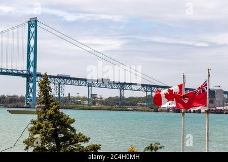 Kanada und Ontario Flaggen gesehen winken vor der US-Kanada Grenze, Ambassador Bridge Überquerung an sonnigen Tag. Stockfoto