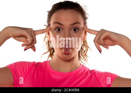 Lustige junge Frau macht Fisch Gesicht auf weißem Hintergrund Stockfoto