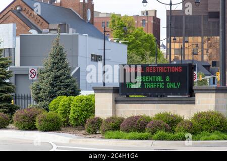 „Reisebeschränkungen – nur für den Handel und den Verkehr“-Schild am Eingang zum Grenzübergang Detroit-Windsor, USA-Kanada, während des laufenden COVID Stockfoto
