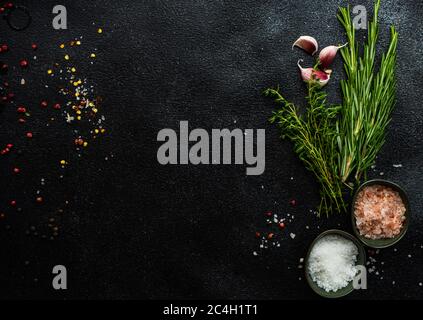 Vielfalt an Gewürzen und Kräutern auf Steingrund mit Kopierraum Stockfoto