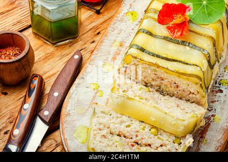 Köstliche hausgemachte Hähnchen und Zucchini Fleisch Terrine.Französische Küche Stockfoto