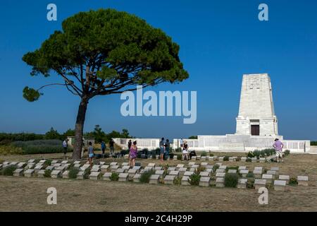 Besucher besichtigen die Grabsteine gefallener australischer und neuseeländischer Soldaten des Ersten Weltkriegs auf dem Lone Pine Cemetery in Gallipoli in der Türkei. Stockfoto