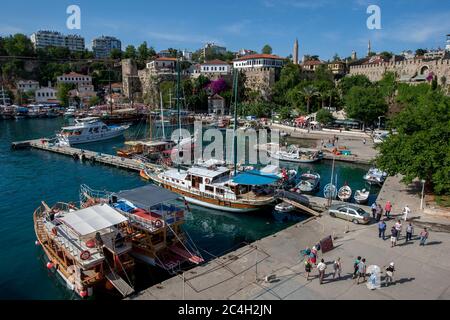 Kreuzfahrtschiffe dockten im römischen Hafen in der Altstadt von Kaleici in Antalya in der Türkei an. Stockfoto