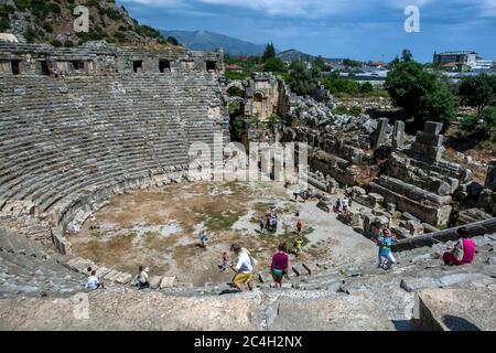 Touristen klettern über die Ruinen des griechisch-römischen Theaters an der antiken Stätte von Myra in Demre in der Türkei. Stockfoto