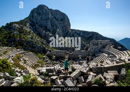 Die unglaubliche Aussicht von den antiken Theaterruinen in Termessos, 34 km landeinwärts von Antalya im Taurusgebirge der Türkei. Stockfoto