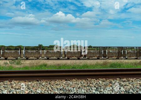 Leere Zuckerrohrbehälter an einem Bahngleis im Land, bereit, mit geerntetem Rohr gefüllt und zur Mühle gebracht zu werden Stockfoto