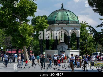 Eine Menschenmenge versammelt sich in der Nähe des Kaiser-Wilhelm-Brunnens am nördlichen Ende des Hippodroms im Sultanahmet-Park in Istanbul, Türkei. Stockfoto
