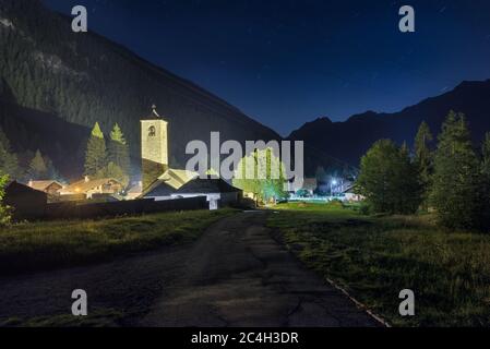 Alte Bergkirche bei Nacht, europäische alpen. Macugnaga, Italien Stockfoto